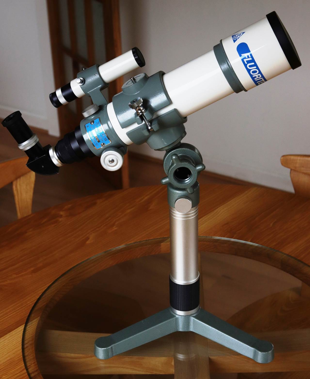 Small sales reflector telescope