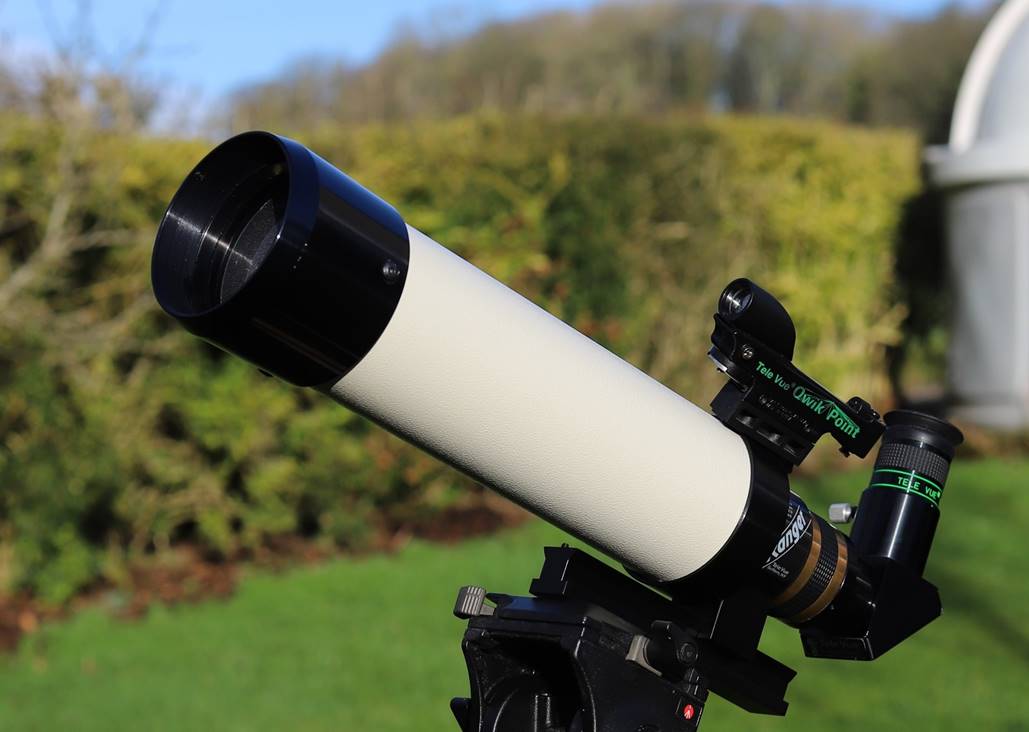 Small store refractor telescope